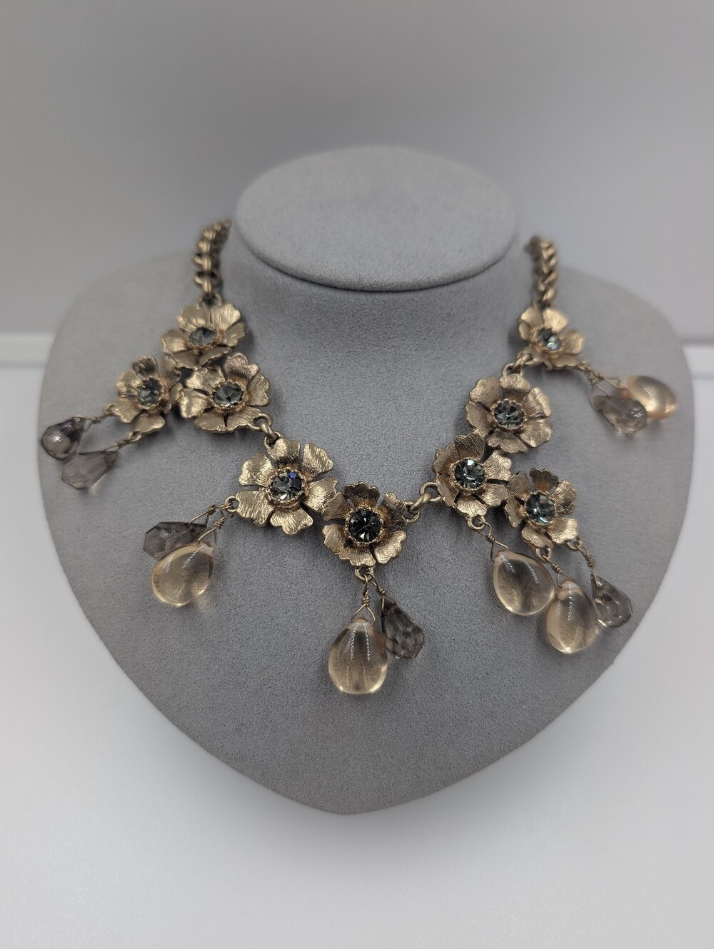 Rare Signed J. Crew Brushed Gold Floral Crystal Teardrop Collar Necklace 0607